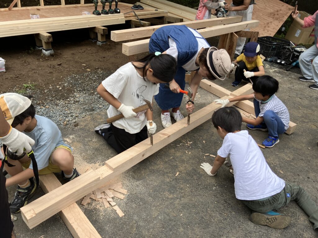 ”斜め壁”の青い小屋