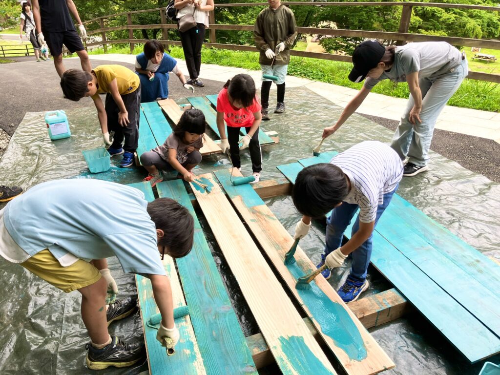 ”斜め壁”の青い小屋