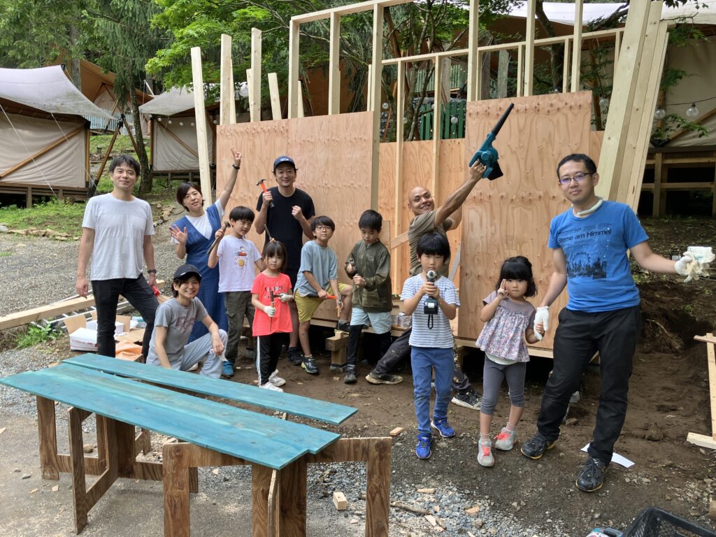 ”斜め壁”の青い小屋