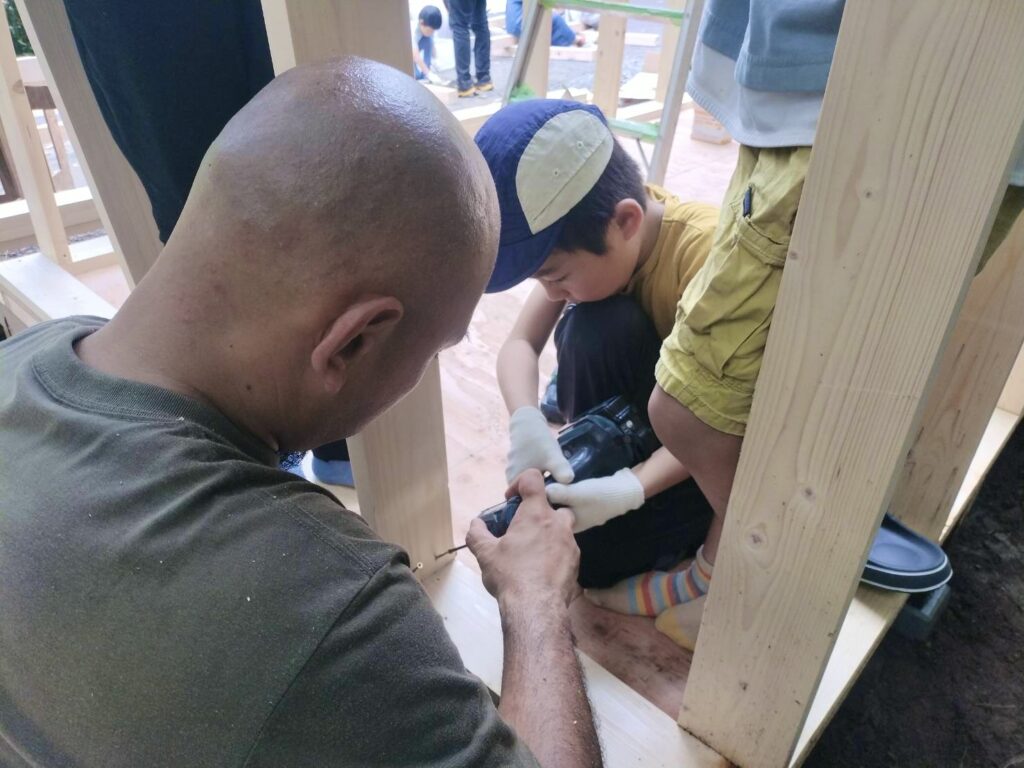 ”斜め壁”の青い小屋