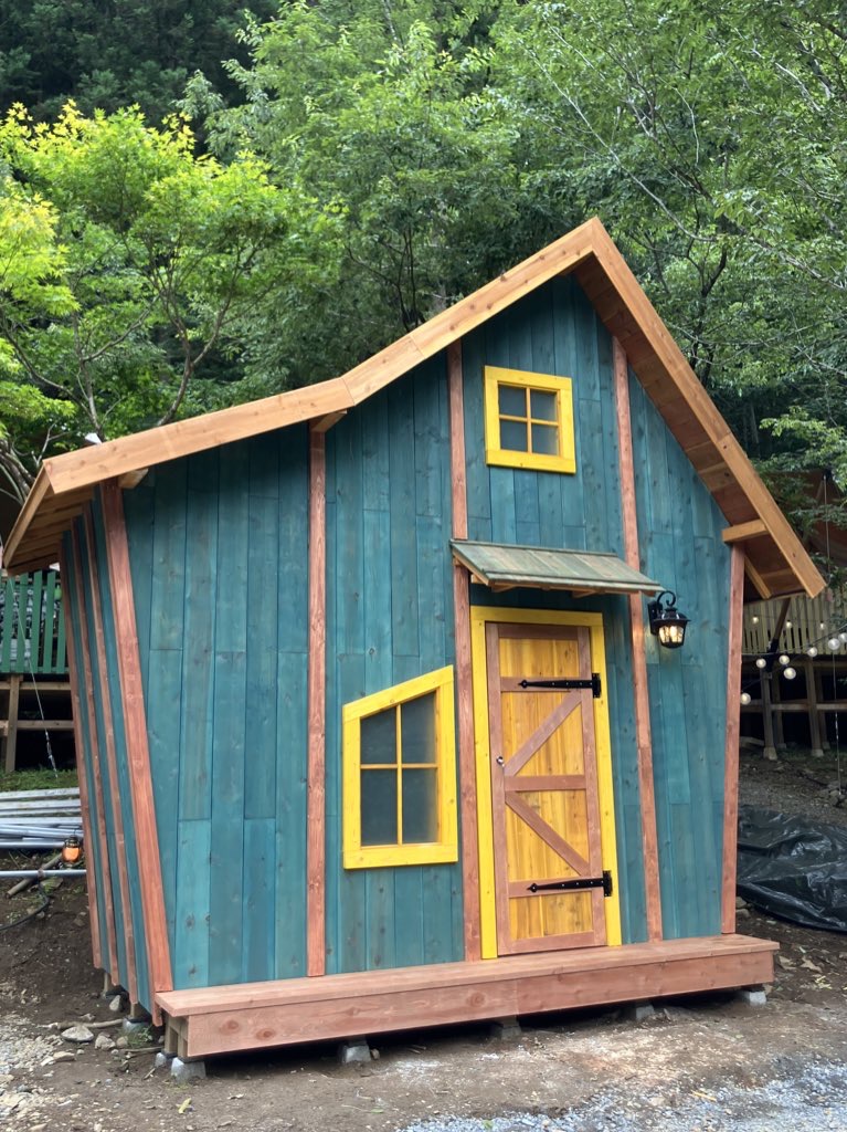 青い小屋　斜め壁